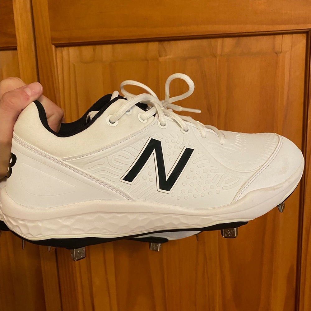Women’s size 10 new balance softball cleats